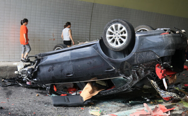 Из-за усталости водителя за рулем автомобиль врезался в стену туннеля.