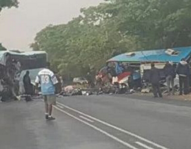 В Зимбабве микроавтобус столкнулся и погибли несколько человек
