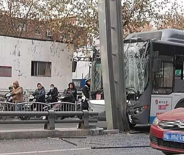 Автобус в Чжэнчжоу врезался в приподнятую раму, в результате чего были ранены 13 пассажиров
