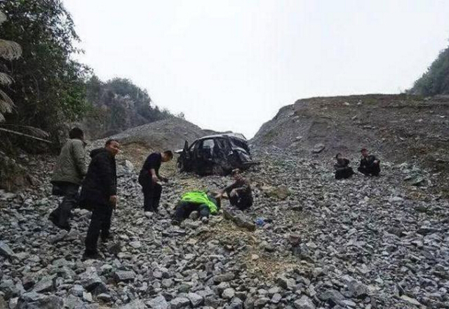 Из-за усталости водителя за рулем автомобиль соскользнул со скалы