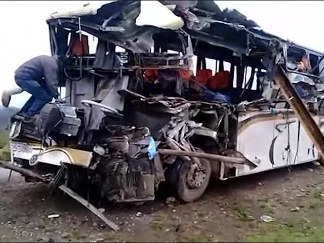 Грузовик в Боливии столкнулся с междугородним автобусом